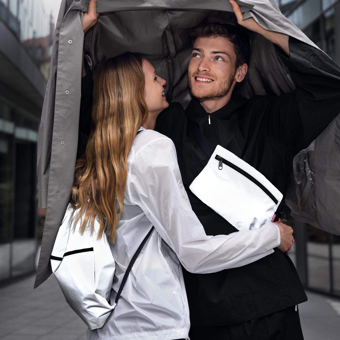 reisenthel-beltbag-flat-reflective-g-rtel-und-umh-ngetasche-dots-flache-bauchtas image 2